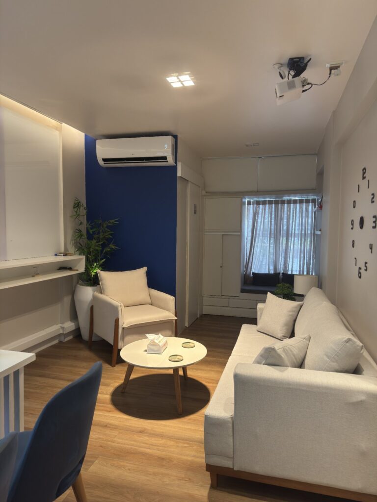 Sala de atendimento com poltronas