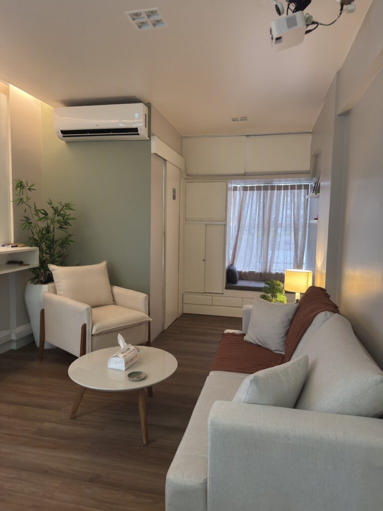 Sala de atendimento com sofá e poltronas
