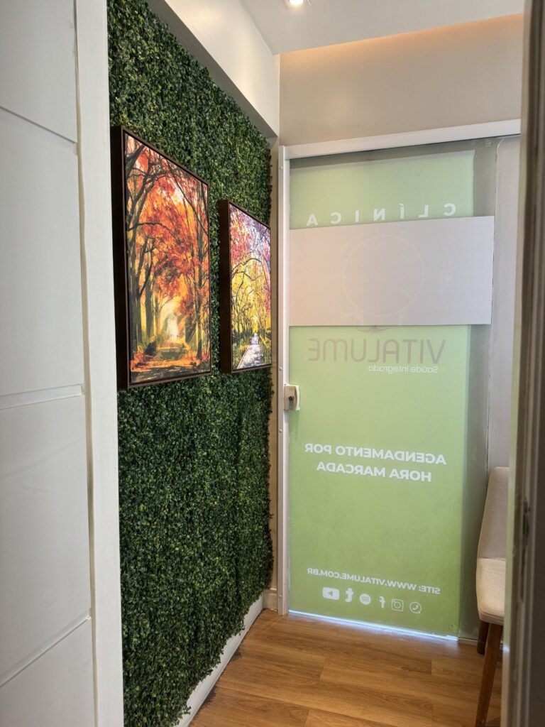 Parede verde na entrada da clínica