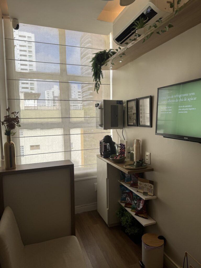 Espaço de atendimento com estante