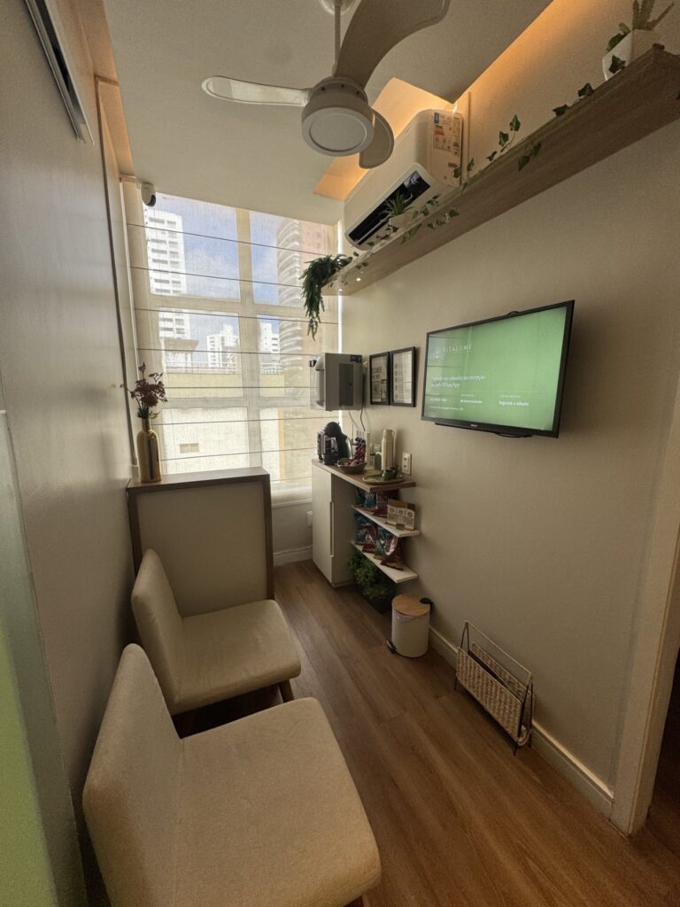 Sala de atendimento com poltrona e TV