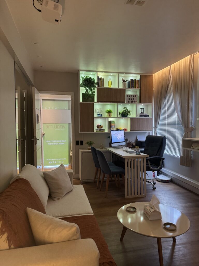 Sala de atendimento com estação de trabalho
