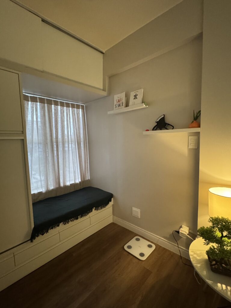Sala com banco estofado e janela