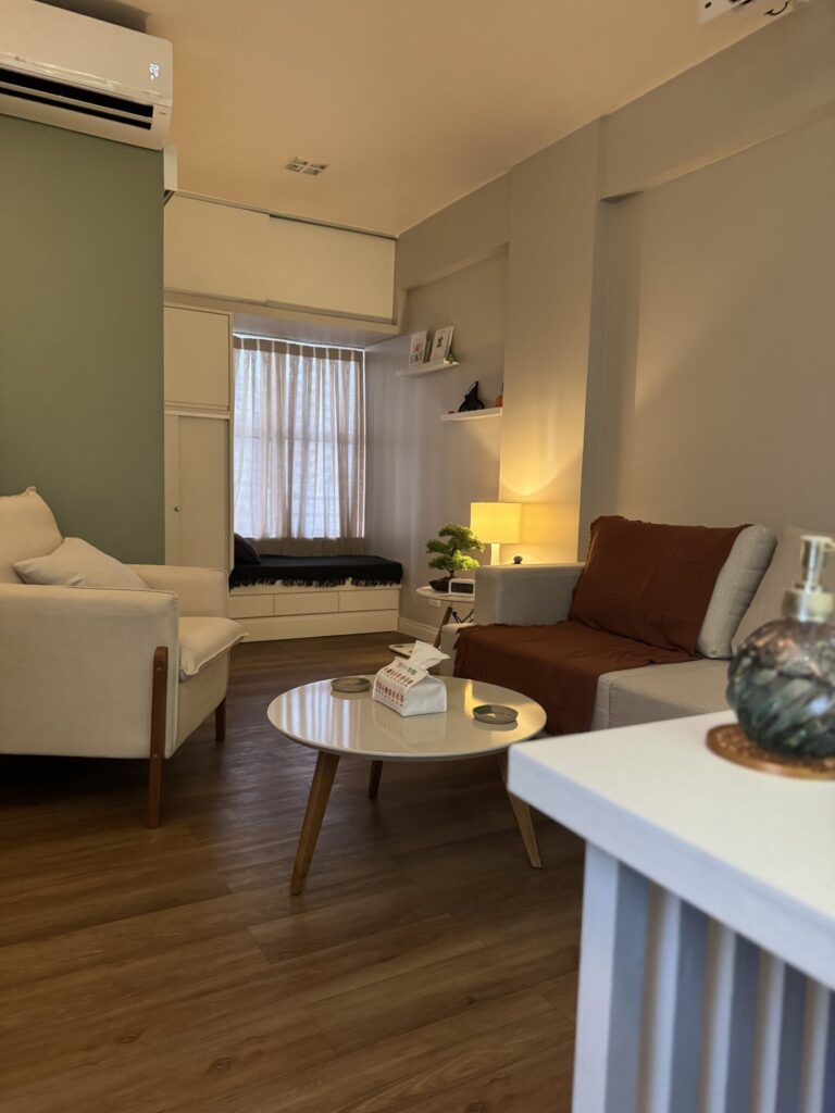 Sala de atendimento com sofá